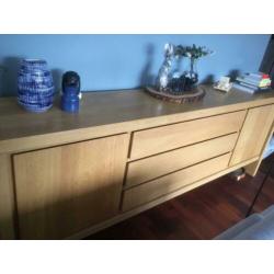 Degelijk blank eiken dressoir