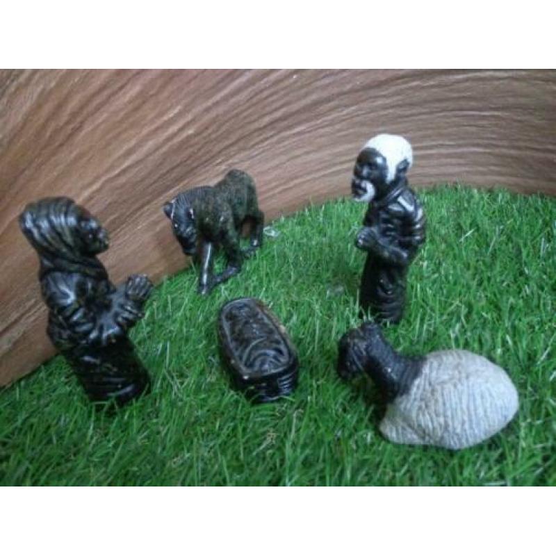 Bijzondere Afrikaanse kerststal met 10 stenen figuren +stal