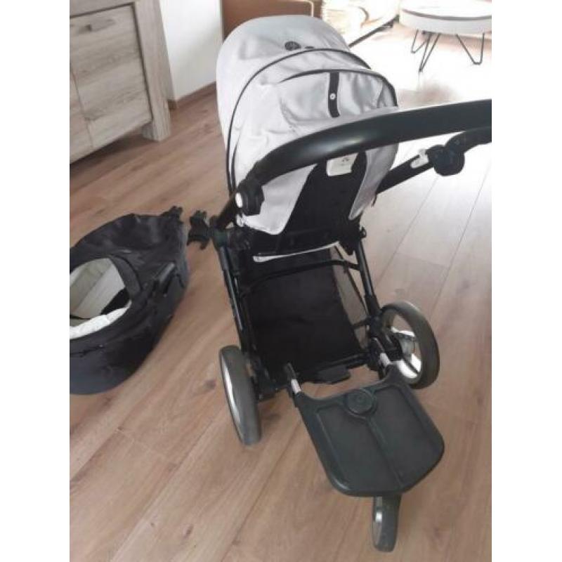 Mutsy kinderwagen inclusief reiswieg en meerijplankje