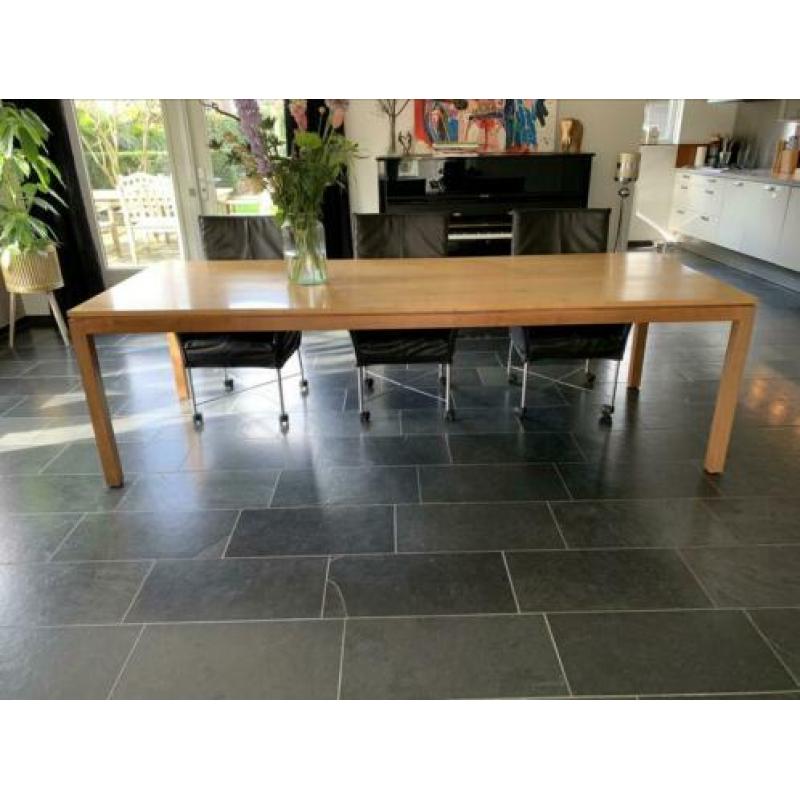 Unieke, handgemaakte eettafel met een blad van perenhout