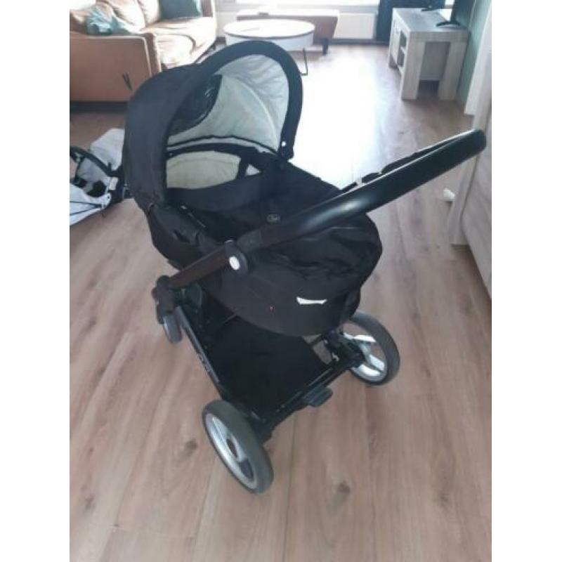Mutsy kinderwagen inclusief reiswieg en meerijplankje