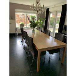 Unieke, handgemaakte eettafel met een blad van perenhout