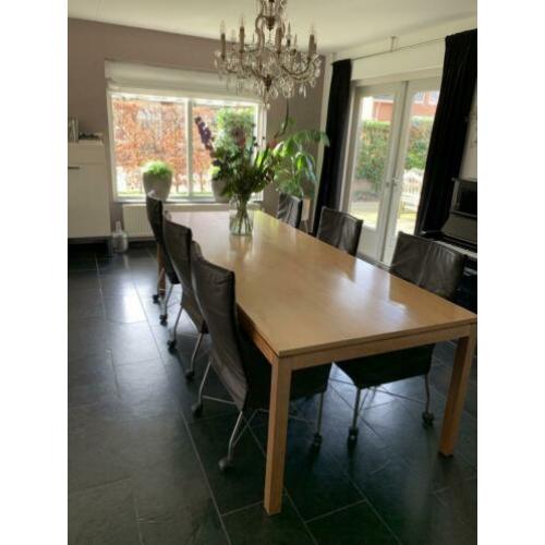 Unieke, handgemaakte eettafel met een blad van perenhout