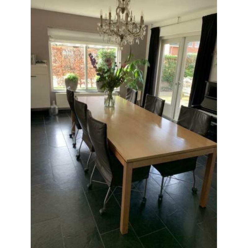 Unieke, handgemaakte eettafel met een blad van perenhout