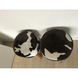 Twee krukjes met koeienhuid print