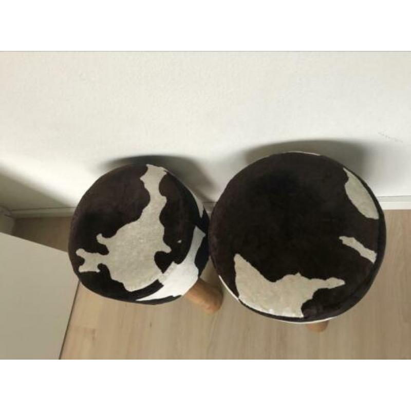 Twee krukjes met koeienhuid print