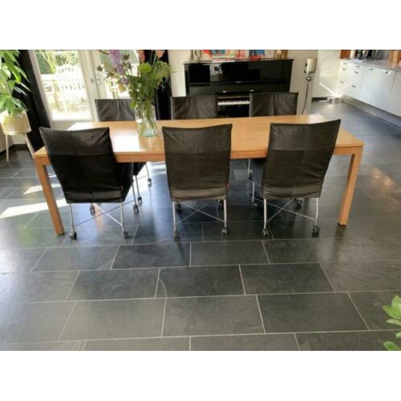 Unieke, handgemaakte eettafel met een blad van perenhout