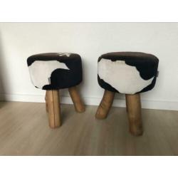 Twee krukjes met koeienhuid print