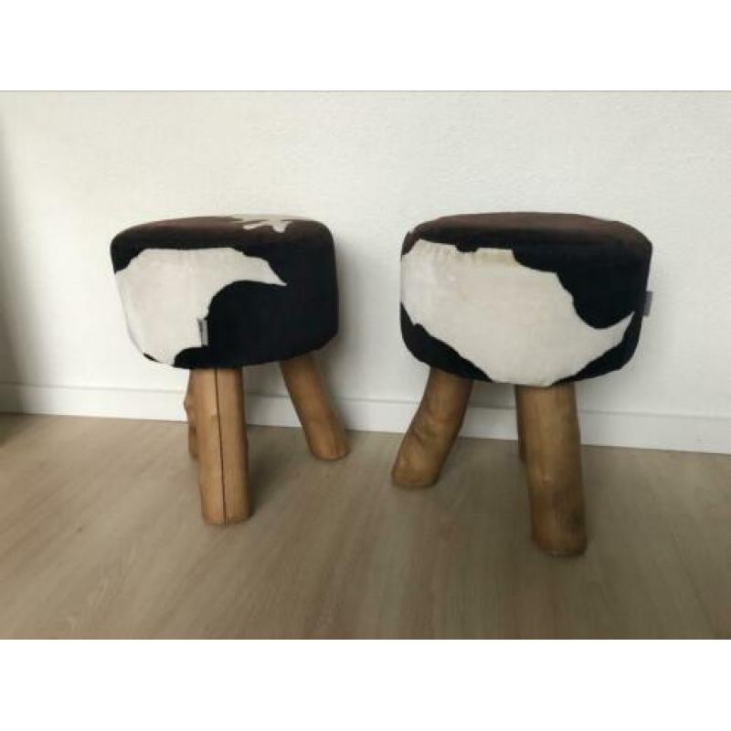 Twee krukjes met koeienhuid print