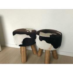 Twee krukjes met koeienhuid print
