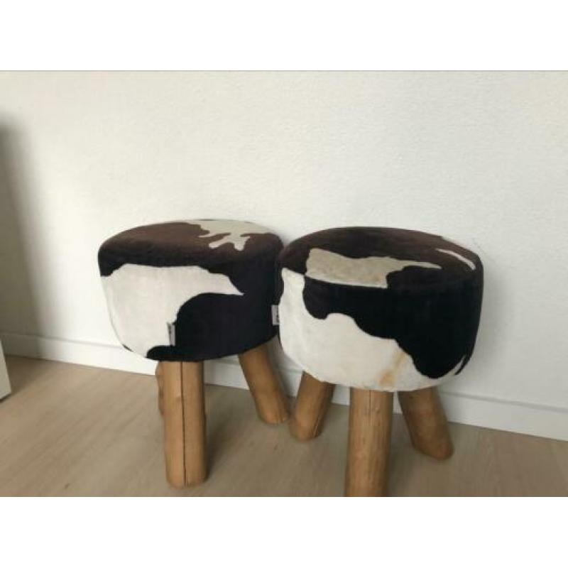 Twee krukjes met koeienhuid print