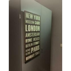 Stoere kledingkast ( jongen) op grote wielen.!