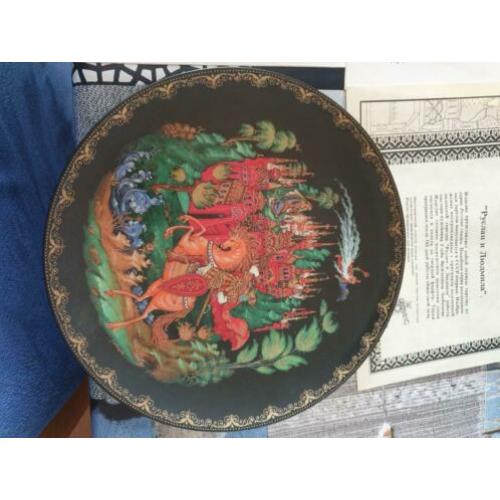 Porseleine kunst bord. Met russische print.