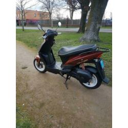 MOOIE KYMCO AGiLTY 50 SNOR MET SLECHTS EEN KM stand van 952