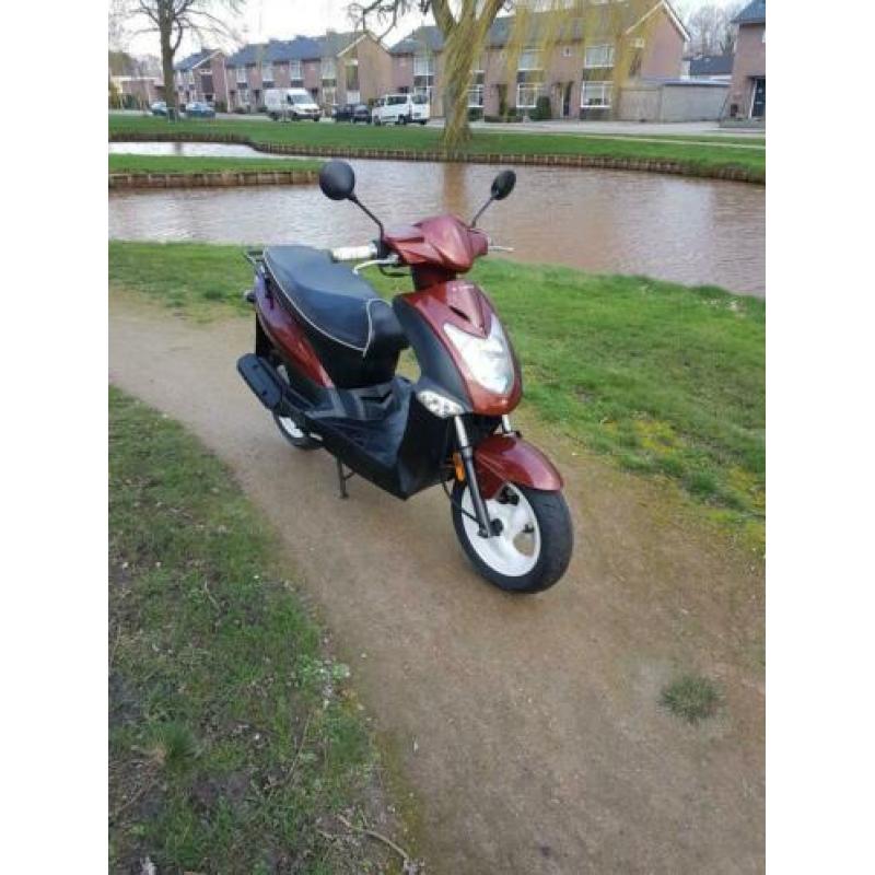MOOIE KYMCO AGiLTY 50 SNOR MET SLECHTS EEN KM stand van 952