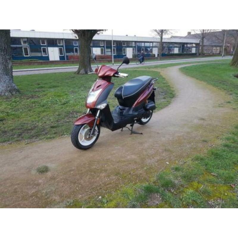MOOIE KYMCO AGiLTY 50 SNOR MET SLECHTS EEN KM stand van 952