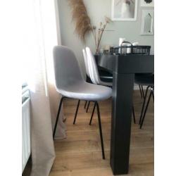 Licht grijze eetkamerstoelen