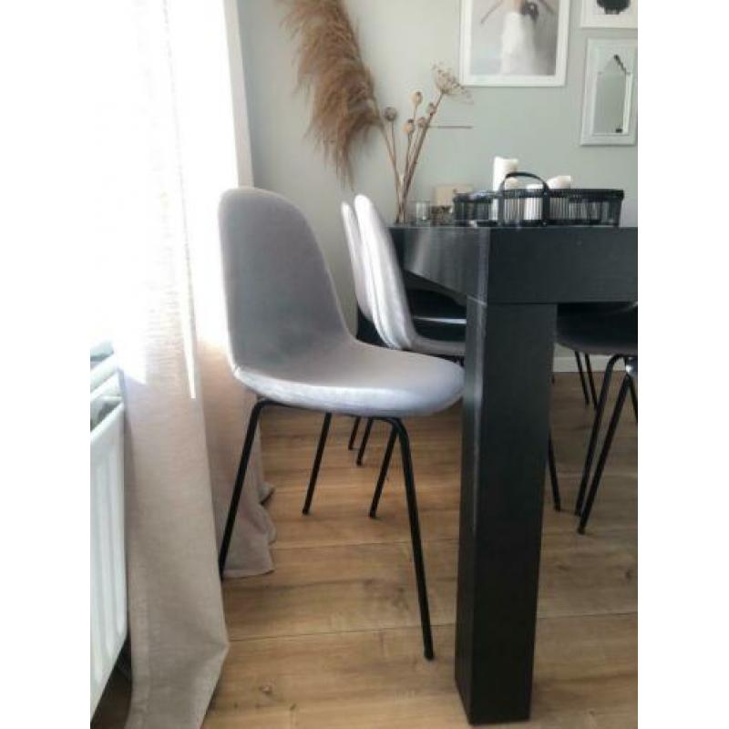 Licht grijze eetkamerstoelen