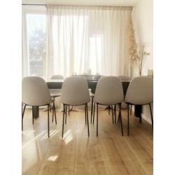 Licht grijze eetkamerstoelen