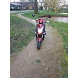 MOOIE KYMCO AGiLTY 50 SNOR MET SLECHTS EEN KM stand van 952