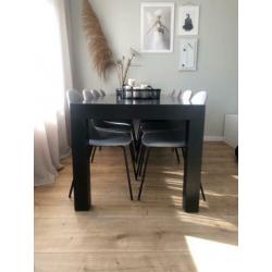 Licht grijze eetkamerstoelen