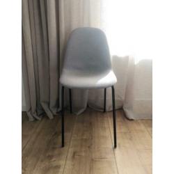 Licht grijze eetkamerstoelen