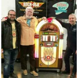 Pre-ORDER Rock-Ola Vinyl Jukebox 200 select