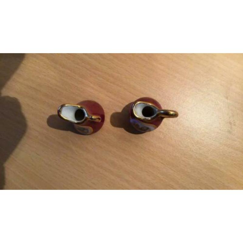 2 identieke mini waterkannetjes in Limoges stijl