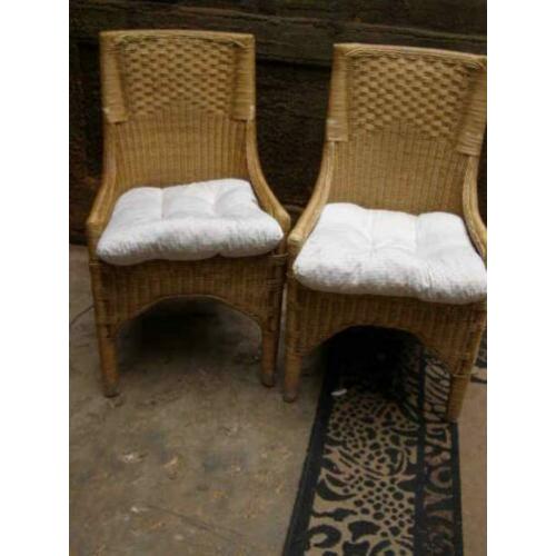 Twee stoelen riet (A19 1229)