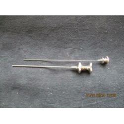 B-236, Medisch antiek, lange holle naald