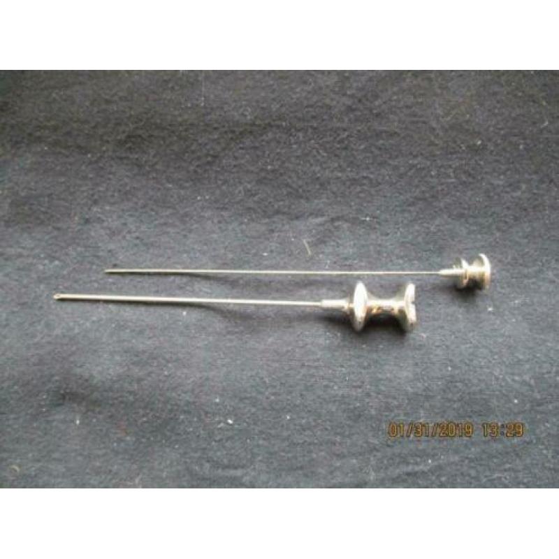 B-236, Medisch antiek, lange holle naald