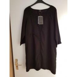Prachtige zwarte tuniek met kraaltjes. Merk object. Mt 42
