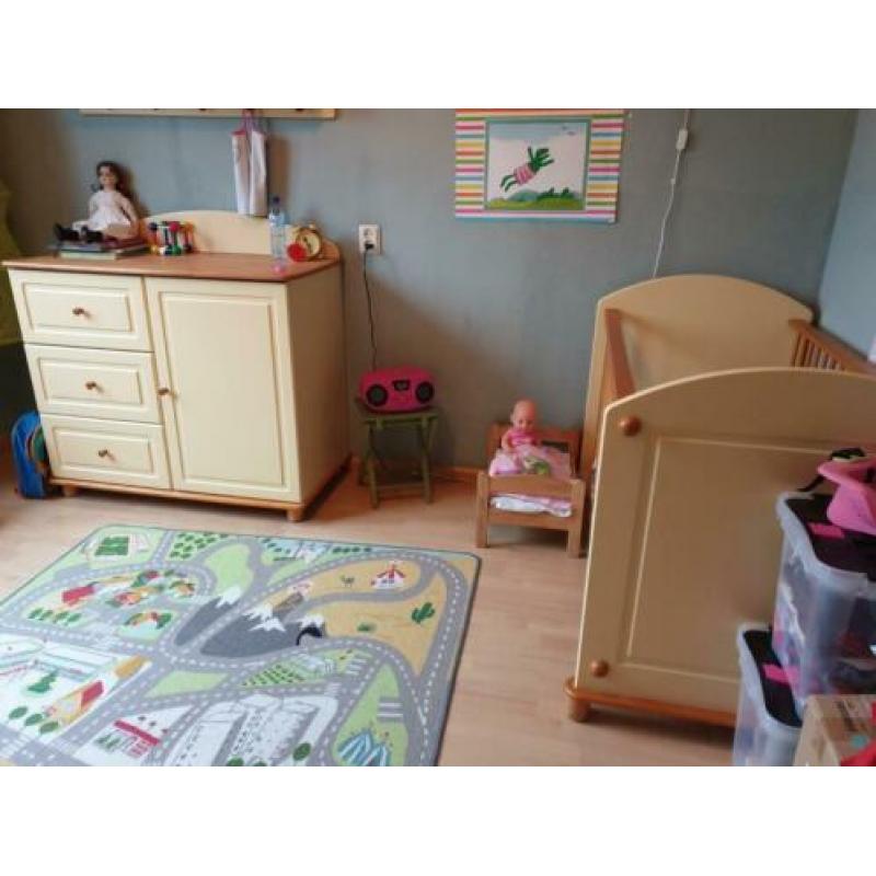 Meubels kinderkamer, vanille
