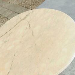 Koperen tafel met marmerplaat