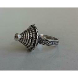 Bijzondere vintage zilveren ring: handgemaakt, piramide