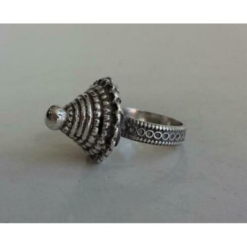 Bijzondere vintage zilveren ring: handgemaakt, piramide