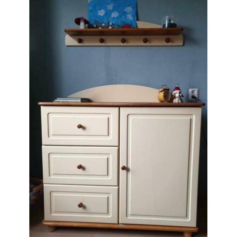 Meubels kinderkamer, vanille