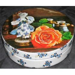 Brocante blik met roos beeldje en bloemen (303)