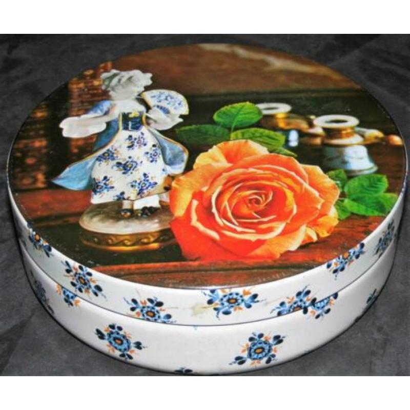 Brocante blik met roos beeldje en bloemen (303)