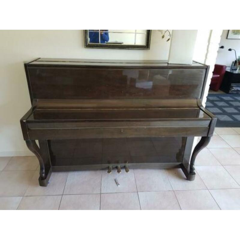Bruin gelakte piano