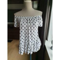 Off shoulder top met stippen