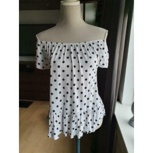 Off shoulder top met stippen