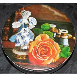 Brocante blik met roos beeldje en bloemen (303)