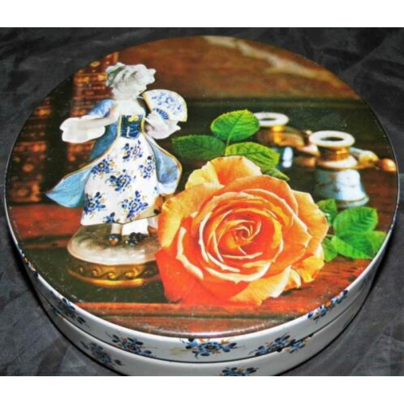 Brocante blik met roos beeldje en bloemen (303)