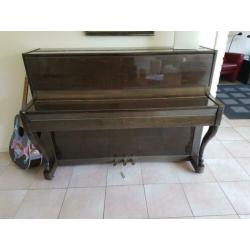 Bruin gelakte piano