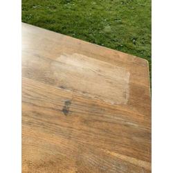 Eettafel van eikenhout