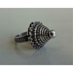 Bijzondere vintage zilveren ring: handgemaakt, piramide