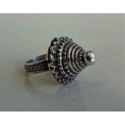 Bijzondere vintage zilveren ring: handgemaakt, piramide