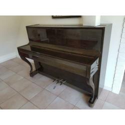 Bruin gelakte piano