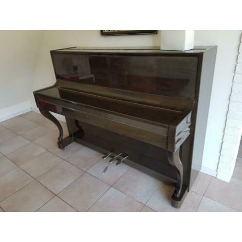 Bruin gelakte piano